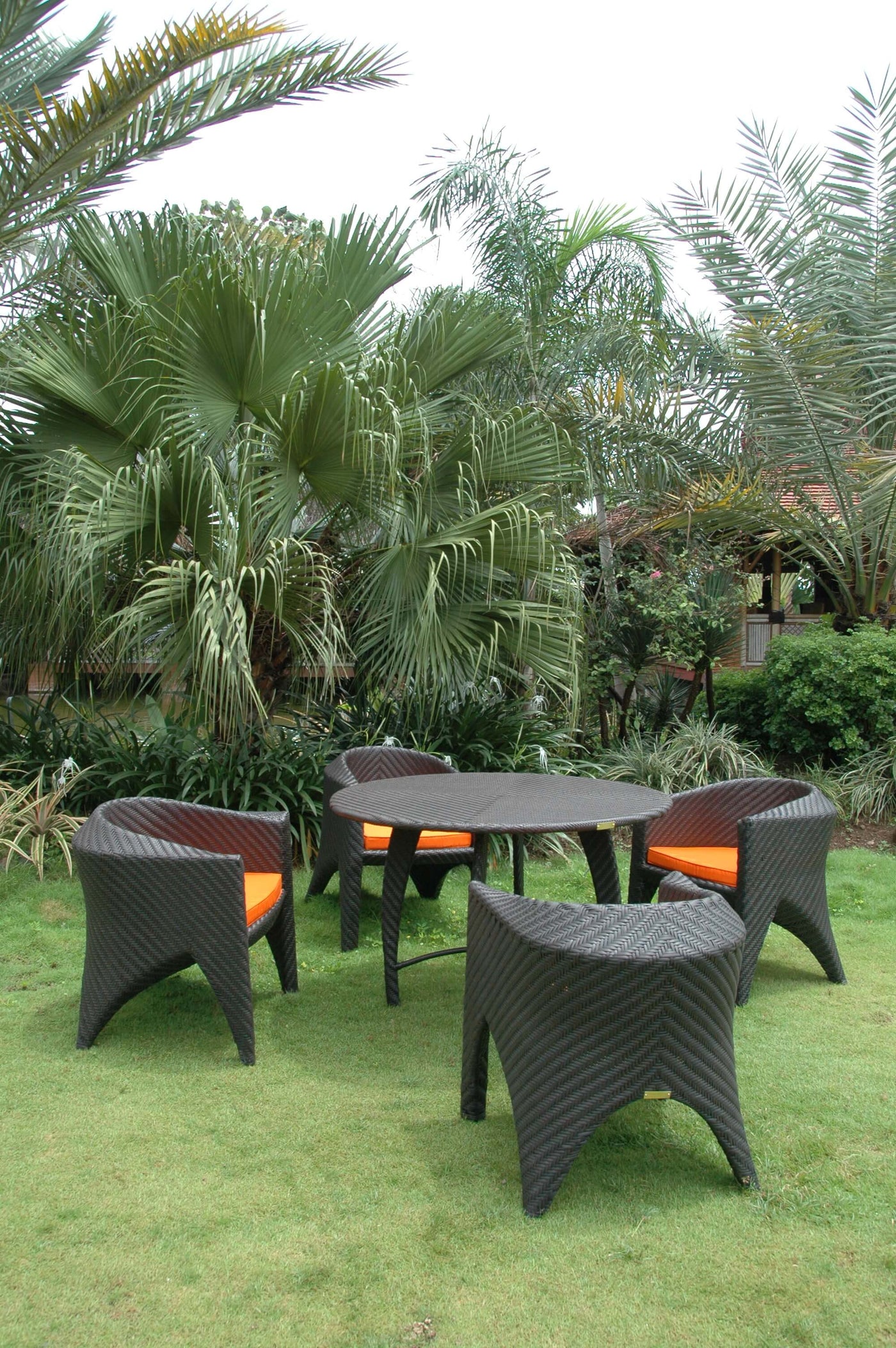 MONTEBELLO DINING ARMCHAIR